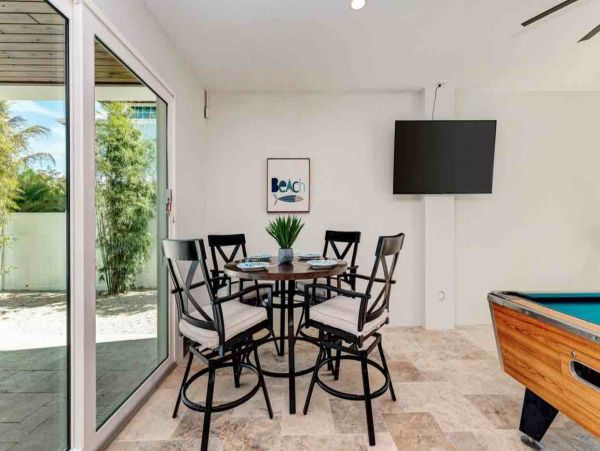 Short Walk to Anna Maria Beach from this 4 Bedroom Rental