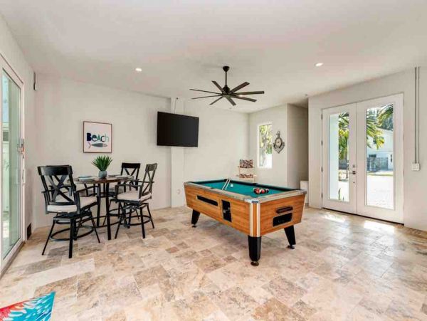 Short Walk to Anna Maria Beach from this 4 Bedroom Rental
