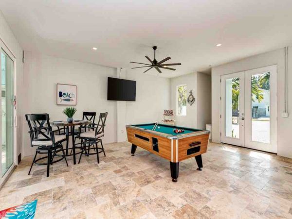 Short Walk to Anna Maria Beach from this 4 Bedroom Rental