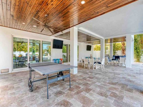 Short Walk to Anna Maria Beach from this 4 Bedroom Rental