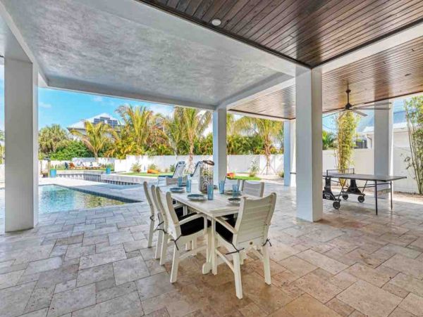 Short Walk to Anna Maria Beach from this 4 Bedroom Rental
