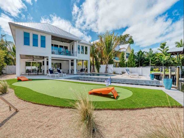 Short Walk to Anna Maria Beach from this 4 Bedroom Rental