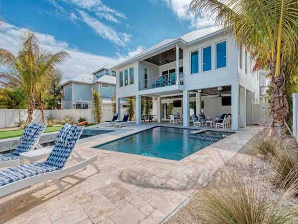 Short Walk to Anna Maria Beach from this 4 Bedroom Rental