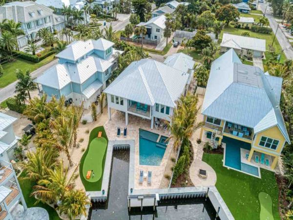 Short Walk to Anna Maria Beach from this 4 Bedroom Rental