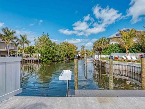 Short Walk to Anna Maria Beach from this 4 Bedroom Rental