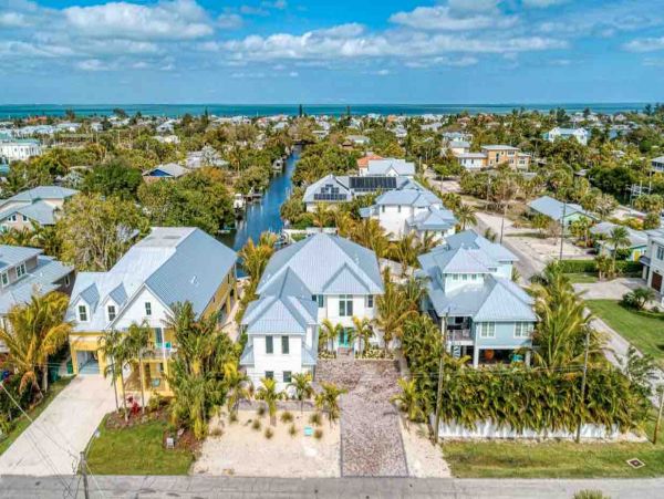 Short Walk to Anna Maria Beach from this 4 Bedroom Rental