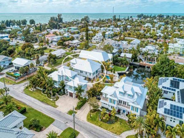 Short Walk to Anna Maria Beach from this 4 Bedroom Rental