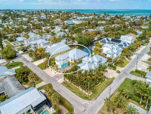 Short Walk to Anna Maria Beach from this 4 Bedroom Rental