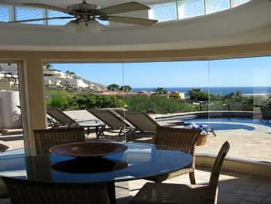 vacation villa dining room views