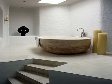 bathroom with tub