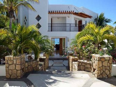 Five Bedroom Villa with all the Bells and Whistles!