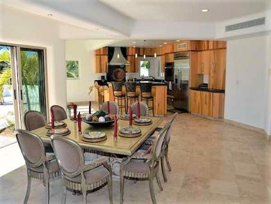 Five Bedroom Villa with all the Bells and Whistles!