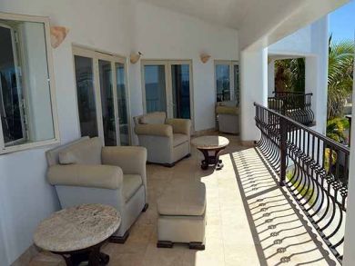 Five Bedroom Villa with all the Bells and Whistles!