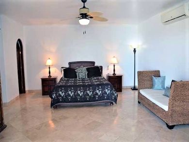 Five Bedroom Villa with all the Bells and Whistles!