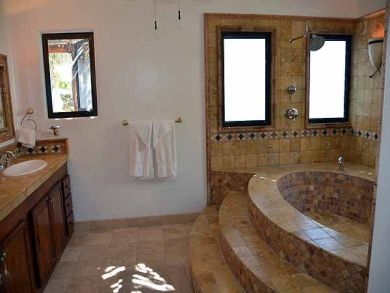 Five Bedroom Villa with all the Bells and Whistles!