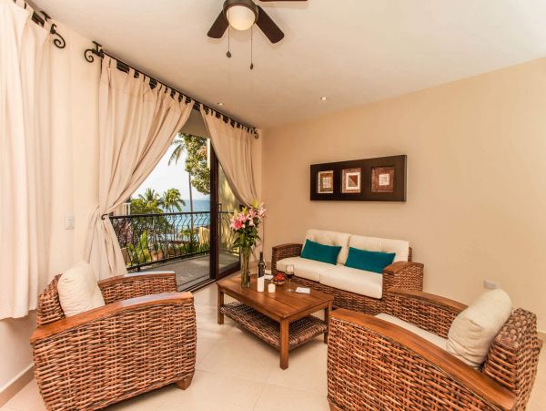 Stunning Vacation Villa with Pool & Spa Short Walk to Beach
