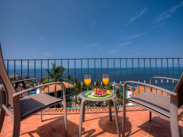 Stunning Vacation Villa with Pool & Spa Short Walk to Beach