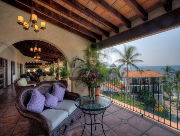 Stunning Vacation Villa with Pool & Spa Short Walk to Beach
