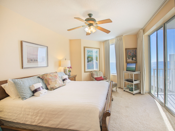Upscale Vacation Rental Three Bedrooms Sleeps 8 Pool