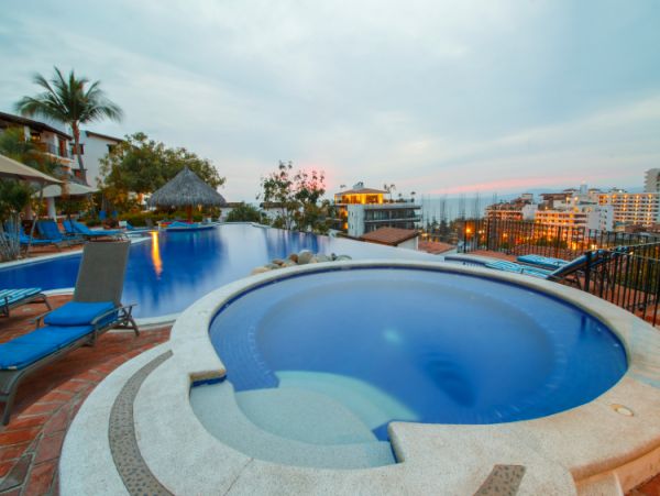 Beautiful Vacation Condo with Communal Pool & Hot Tub