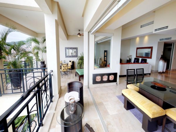 Beachfront Three Bedroom Vacation Condo with Amazing Bay Views