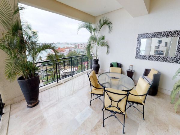 Beachfront Three Bedroom Vacation Condo with Amazing Bay Views