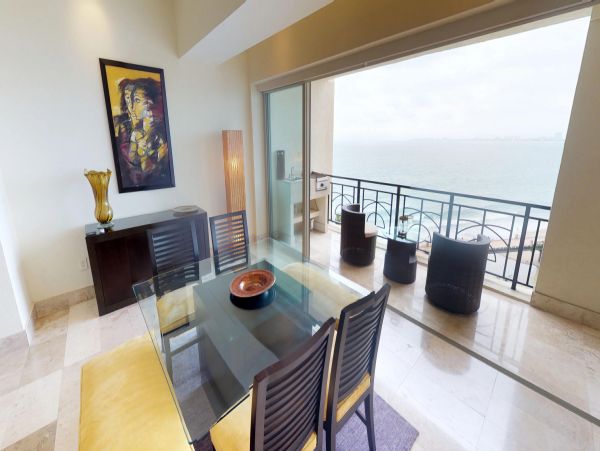 Beachfront Three Bedroom Vacation Condo with Amazing Bay Views