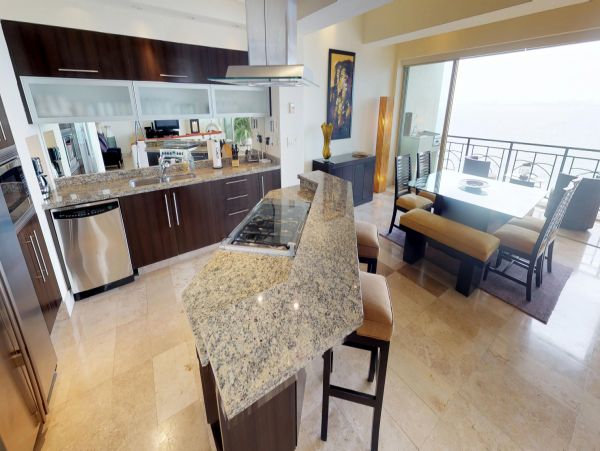 Beachfront Three Bedroom Vacation Condo with Amazing Bay Views
