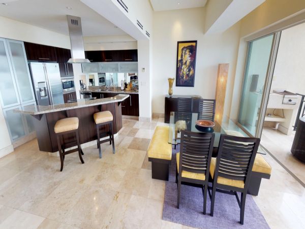 Beachfront Three Bedroom Vacation Condo with Amazing Bay Views