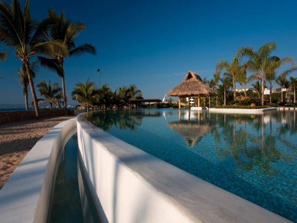 Beachfront Three Bedroom Vacation Condo with Amazing Bay Views