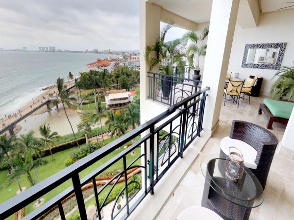 Beachfront Three Bedroom Vacation Condo with Amazing Bay Views