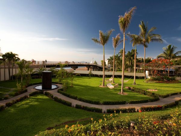 Beachfront Three Bedroom Vacation Condo with Amazing Bay Views