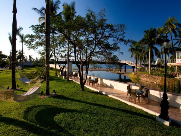 Beachfront Three Bedroom Vacation Condo with Amazing Bay Views
