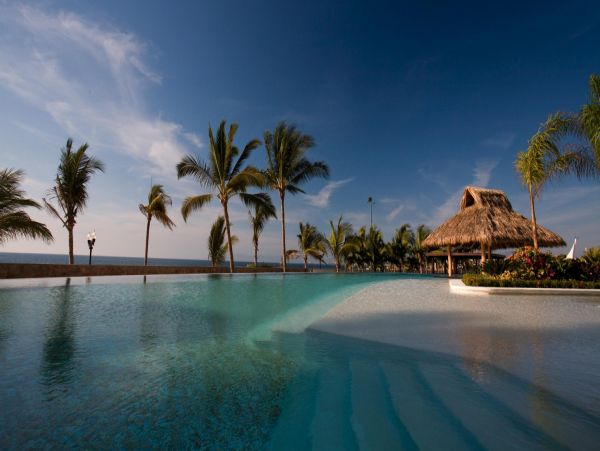 Beachfront Three Bedroom Vacation Condo with Amazing Bay Views