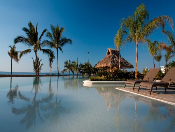 Beachfront Three Bedroom Vacation Condo with Amazing Bay Views