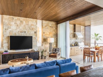 What a Pretty Villa Available for Holiday Weeks!