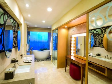 Beachfront Three Bedroom Luxury Accommodation Ocean Views