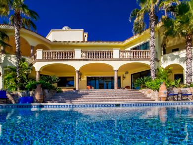 Beautifully Appointed Five Bedroom Villa