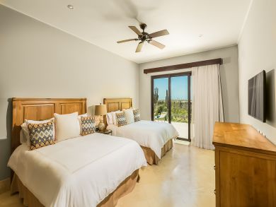 bedroom with 2 beds