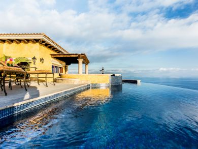 Four Bedroom Villa with Views and Great Interior!