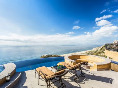 Four Bedroom Villa with Views and Great Interior!