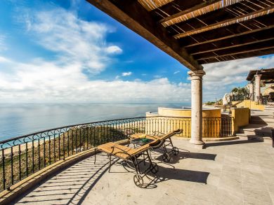Four Bedroom Villa with Views and Great Interior!