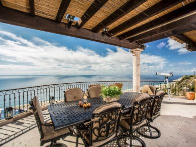 Four Bedroom Villa with Views and Great Interior!