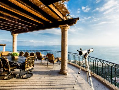 Four Bedroom Villa with Views and Great Interior!