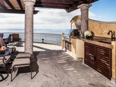 Four Bedroom Villa with Views and Great Interior!