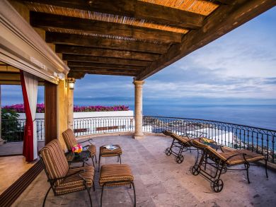 Four Bedroom Villa with Views and Great Interior!