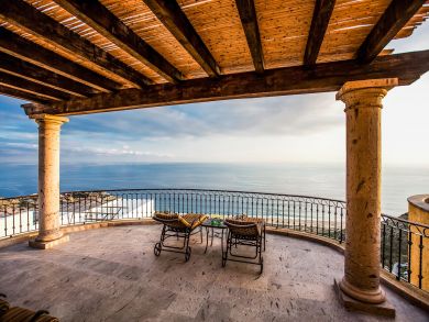 Four Bedroom Villa with Views and Great Interior!