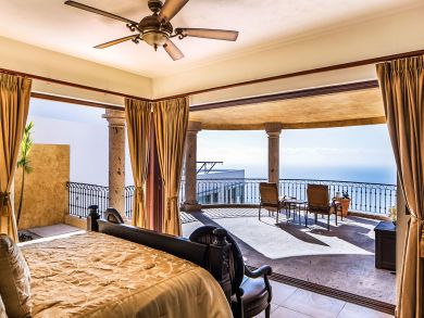 Four Bedroom Villa with Views and Great Interior!