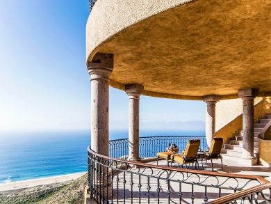 Four Bedroom Villa with Views and Great Interior!