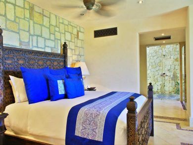 Seven Bedrooms, Villa, Pool, Class all the way!